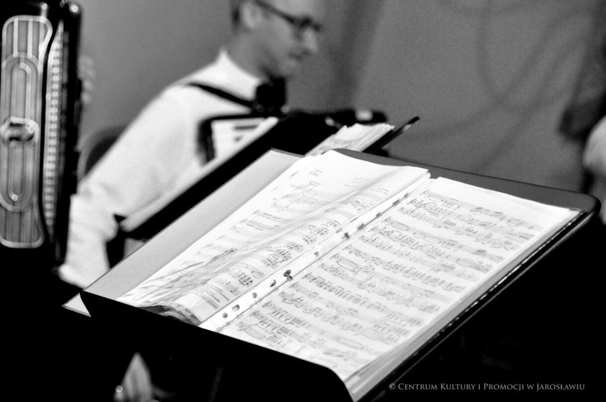 ujęcie na pulpit z nutami