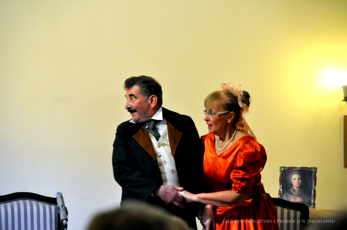 aktorzy podczas spektaklu na scenie w Sali Lustrzanej