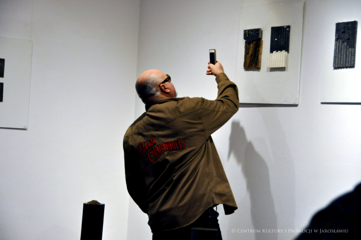 uczestnik wystawy oglądają ekspozycję