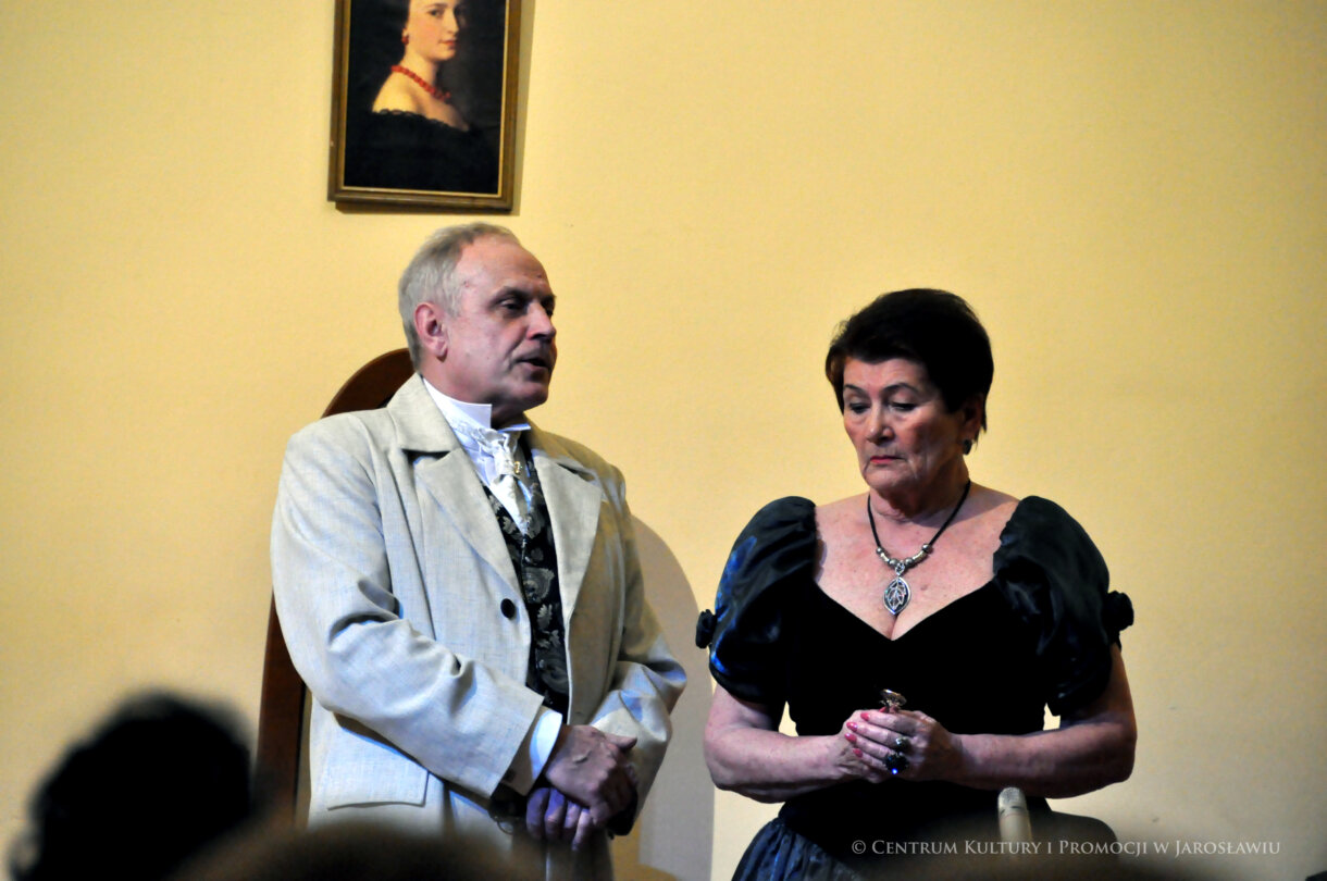 aktorzy podczas spektaklu na scenie w Sali Lustrzanej