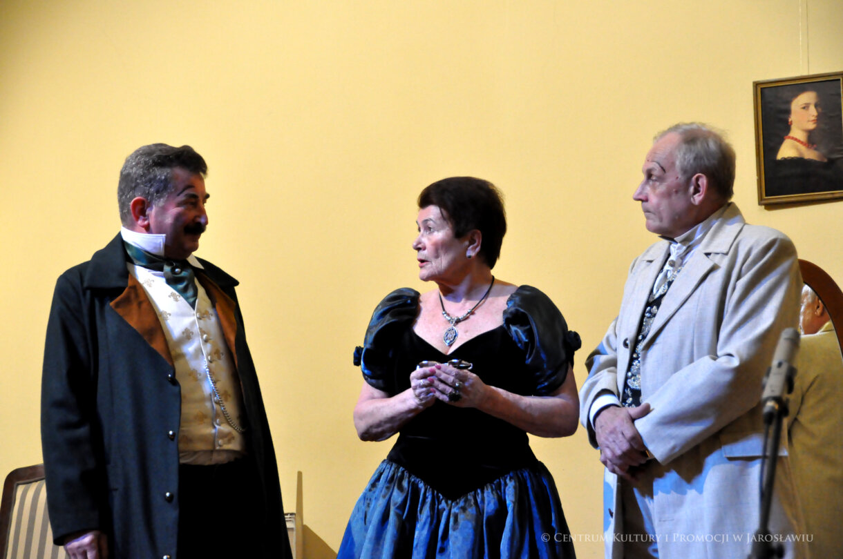 aktorzy podczas spektaklu na scenie w Sali Lustrzanej