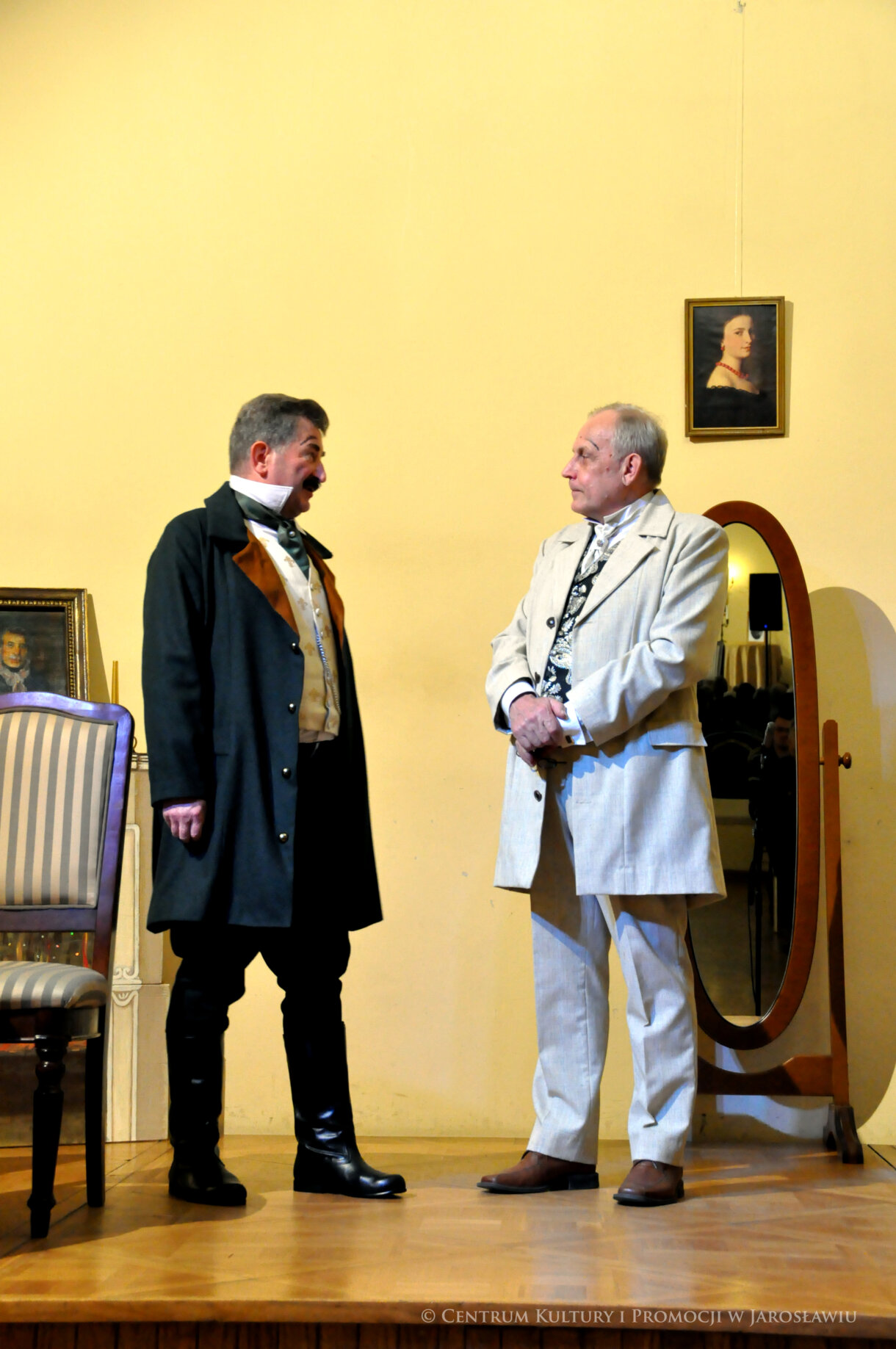 aktorzy podczas spektaklu na scenie w Sali Lustrzanej