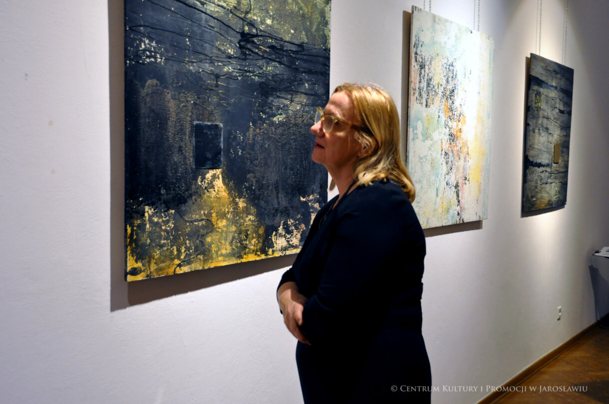 uczestniczka wystawy oglądają ekspozycję