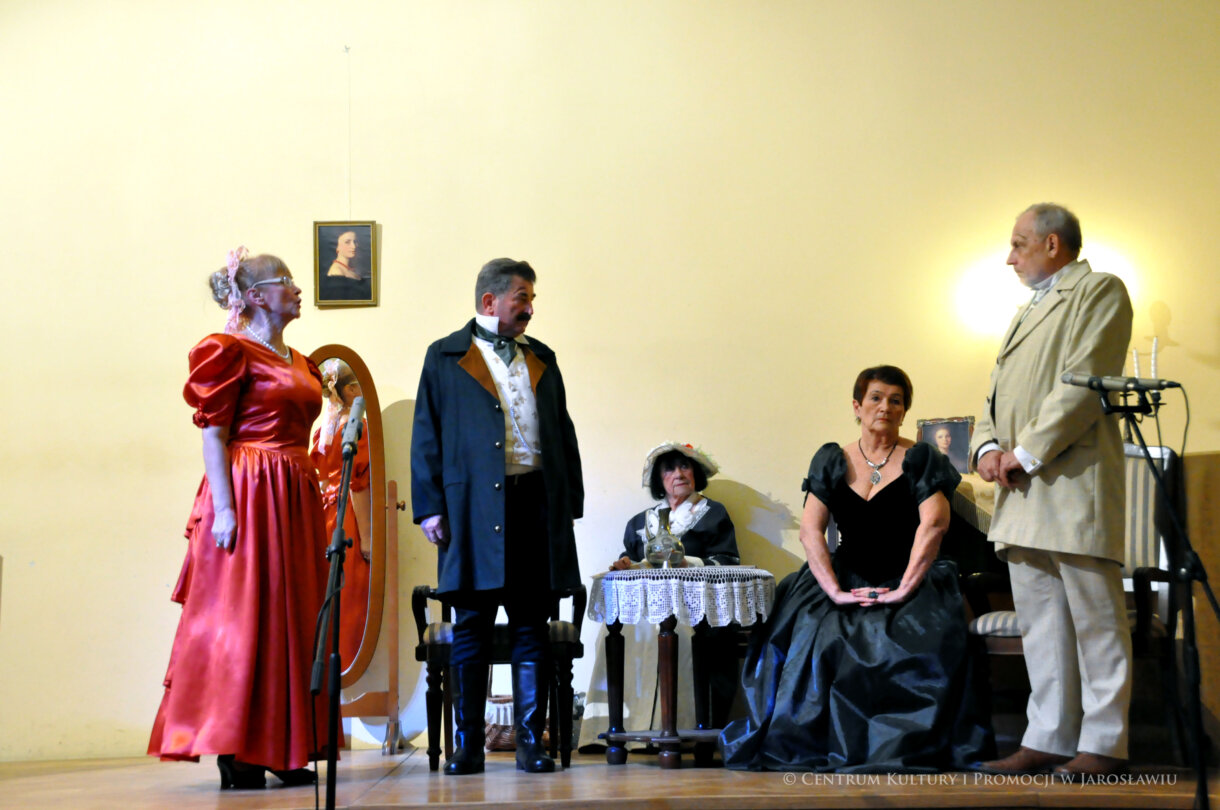 aktorzy podczas spektaklu na scenie w Sali Lustrzanej