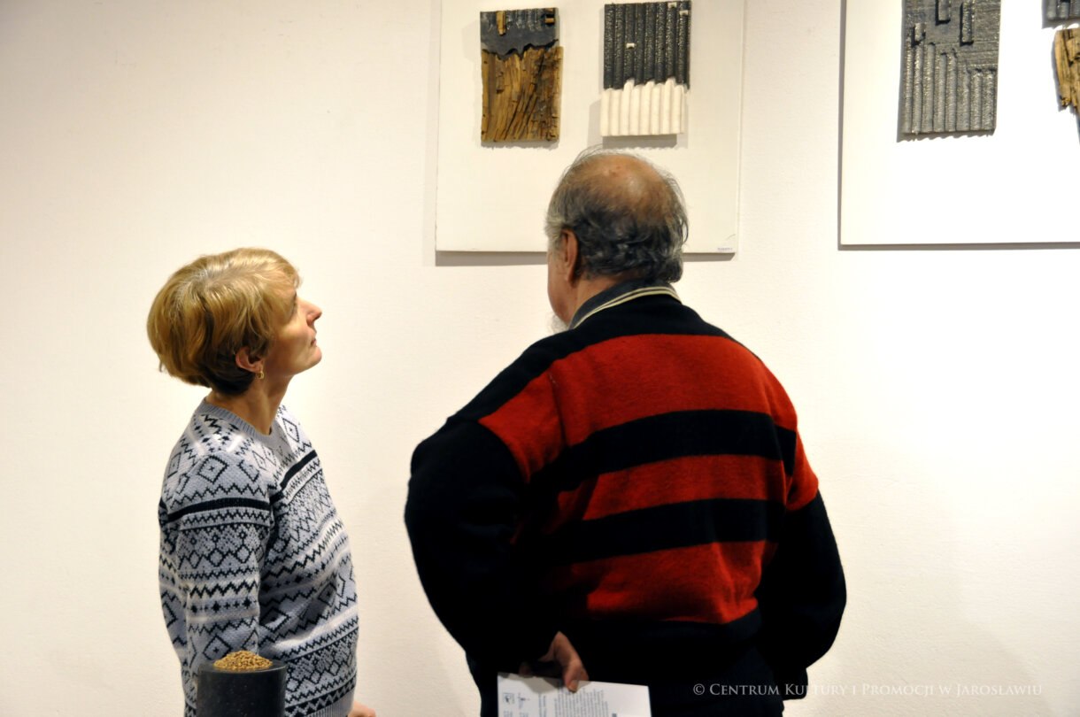 uczestnicy wystawy oglądają ekspozycję