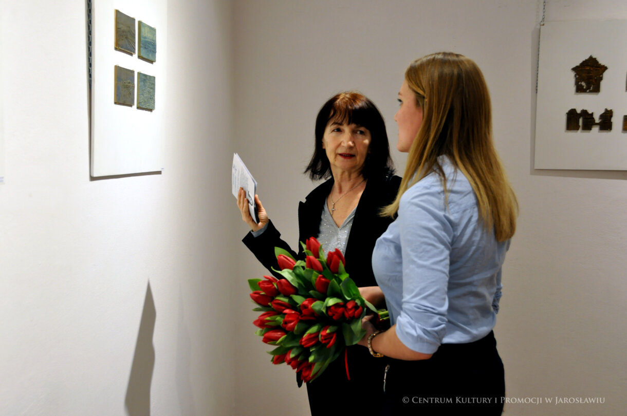 Agnieszka Sacała autorka wystawy, rozmawia z uczestniczką wernisażu