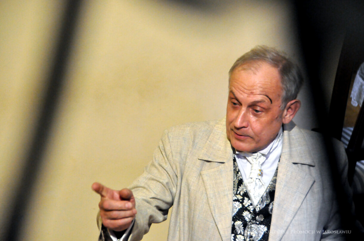 aktor podczas spektaklu na scenie w Sali Lustrzanej