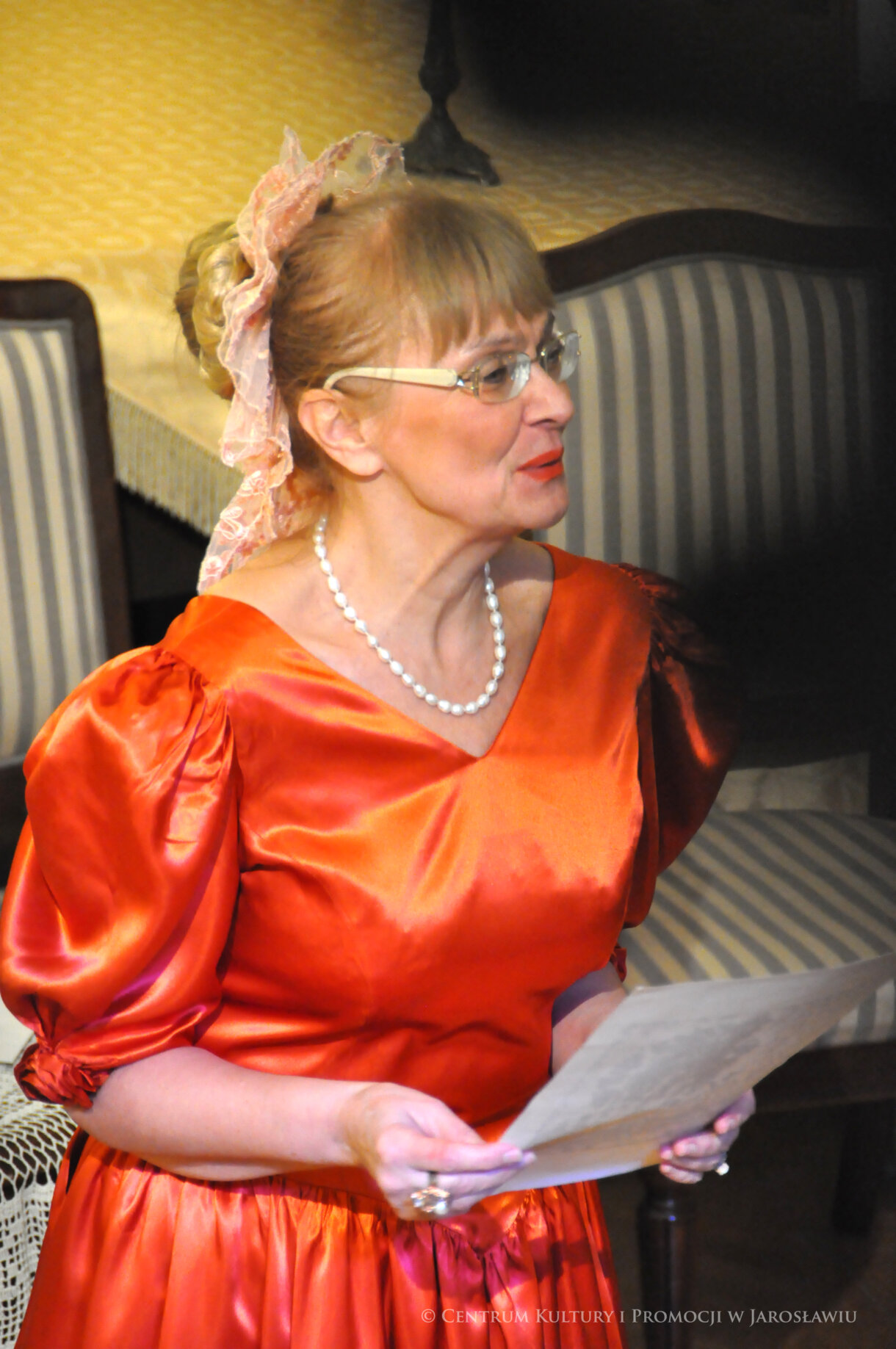 aktorka podczas spektaklu na scenie w Sali Lustrzanej