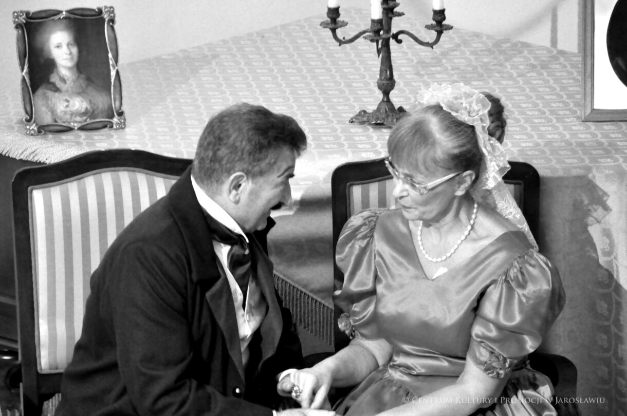 aktorzy podczas spektaklu na scenie w Sali Lustrzanej