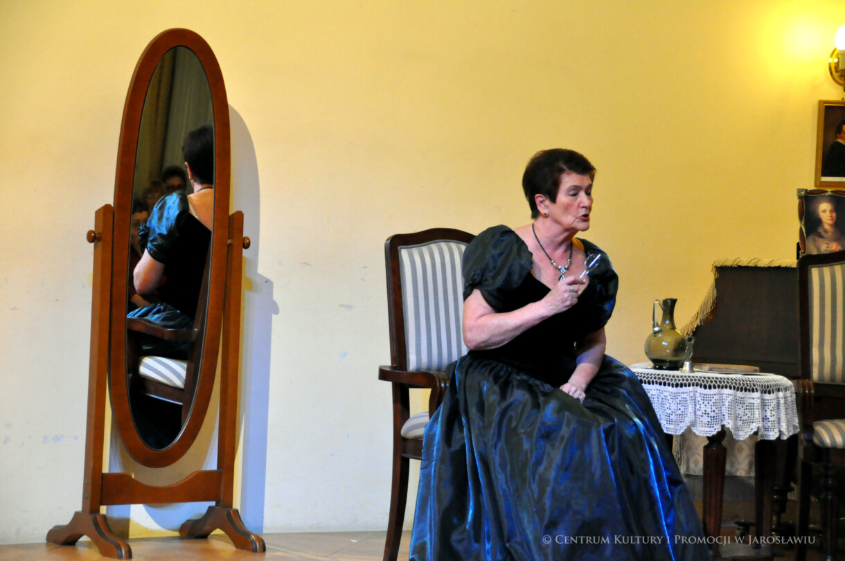 aktorzy podczas spektaklu na scenie w Sali Lustrzanej