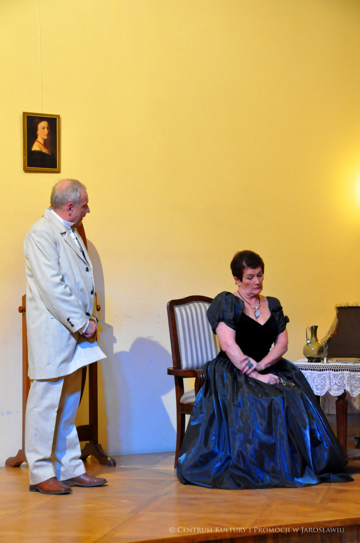 aktorzy podczas spektaklu na scenie w Sali Lustrzanej