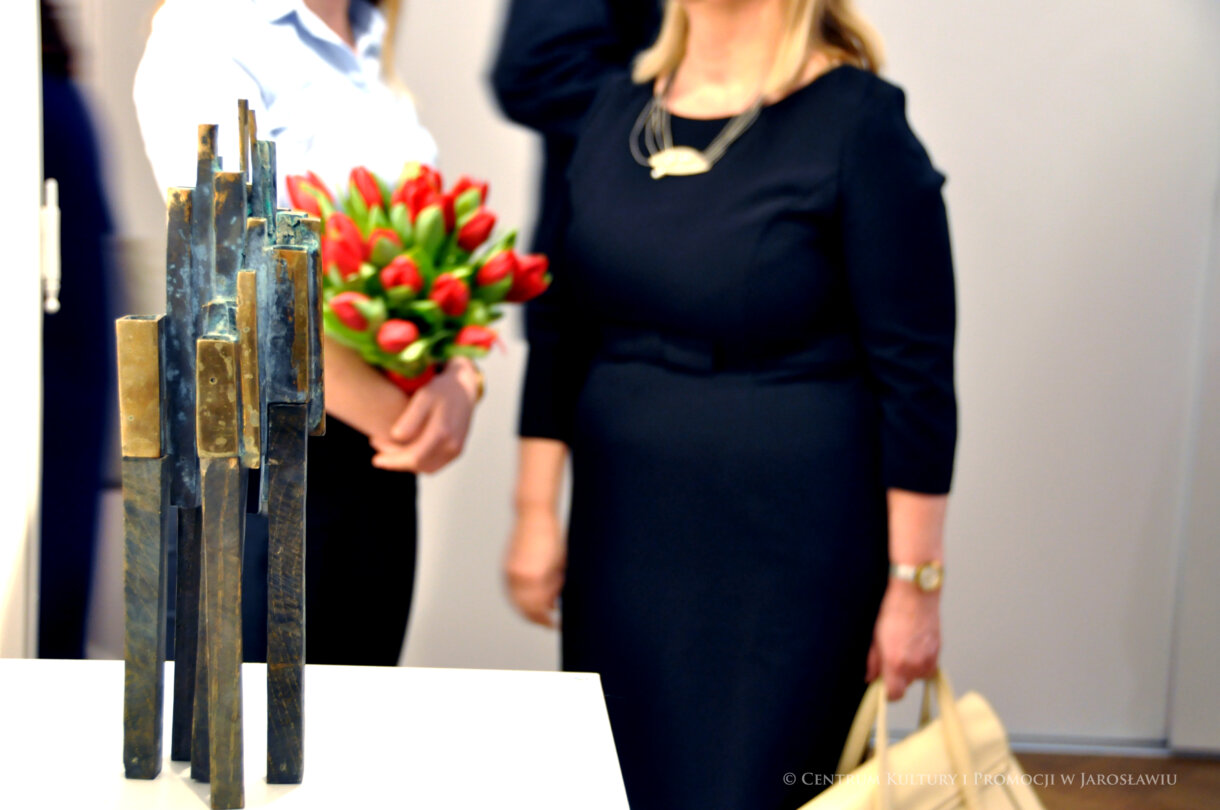 Agnieszka Sacała autorka wystawy, rozmawia z uczestniczką wernisażu