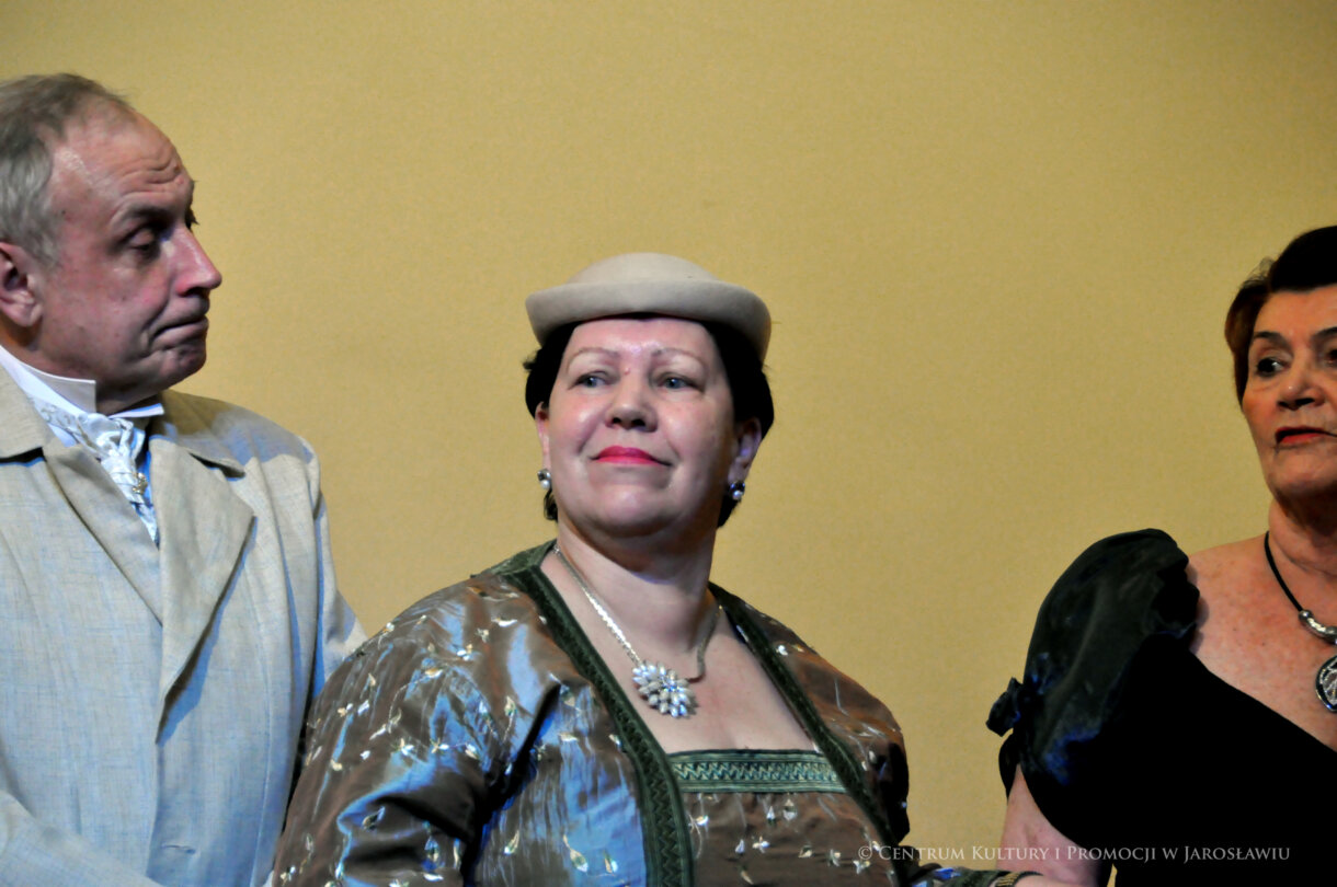 aktorzy podczas spektaklu na scenie w Sali Lustrzanej