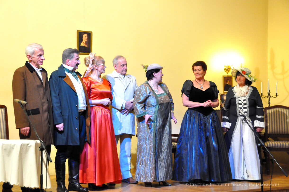 aktorzy podczas spektaklu na scenie w Sali Lustrzanej