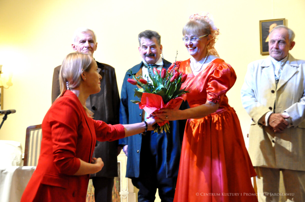Wręczenie aktorom kwiatów po spektaklu w Sali Lustrzanej