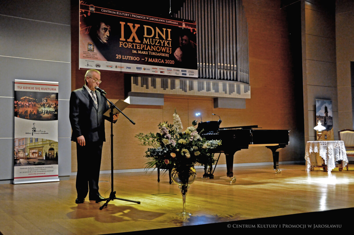 prowadzący Dni Muzyki Fortepianowej na scenie sali koncertowej ZPSM w Jarosławiu