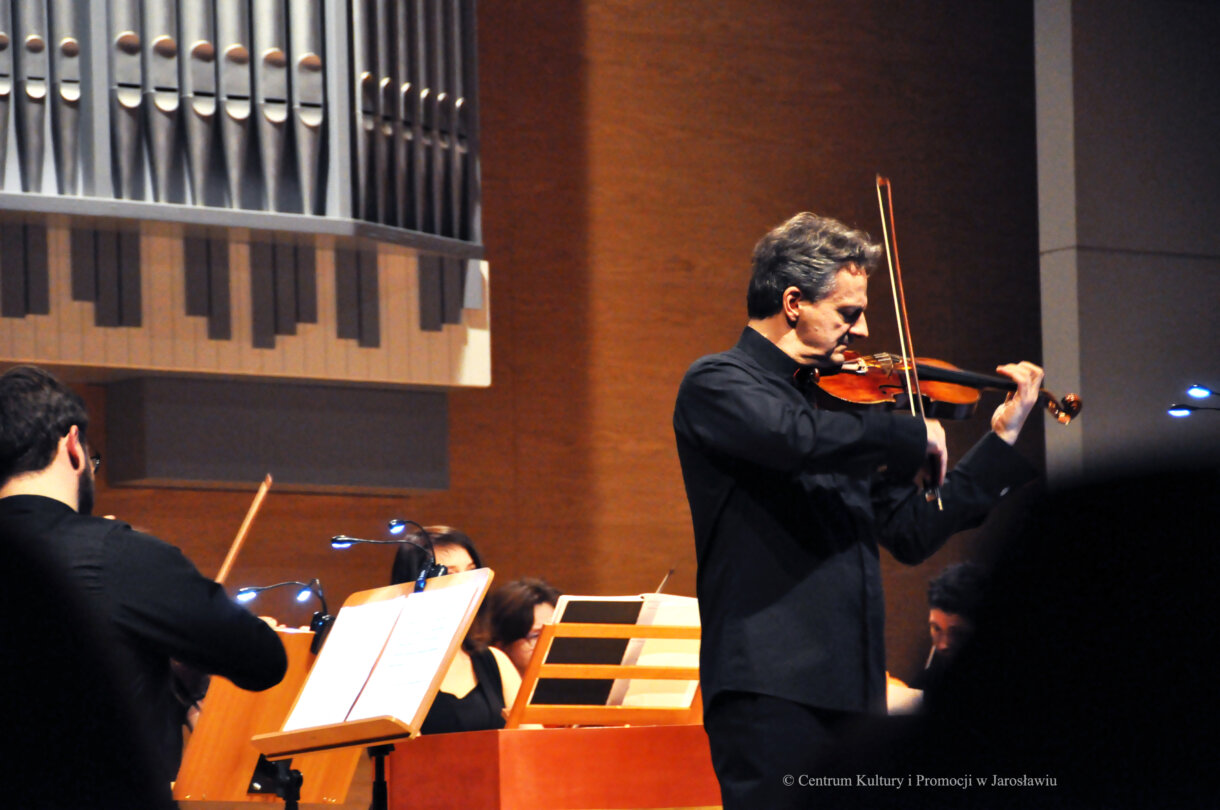 Piotr Tarcholik gra na skrzypcach
