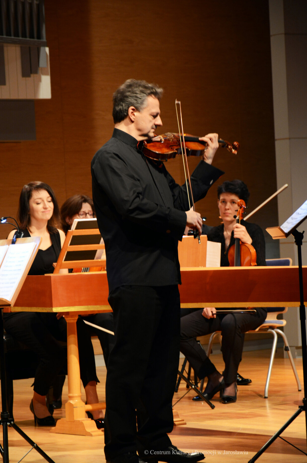 Piotr Tarcholik gra na skrzypcach