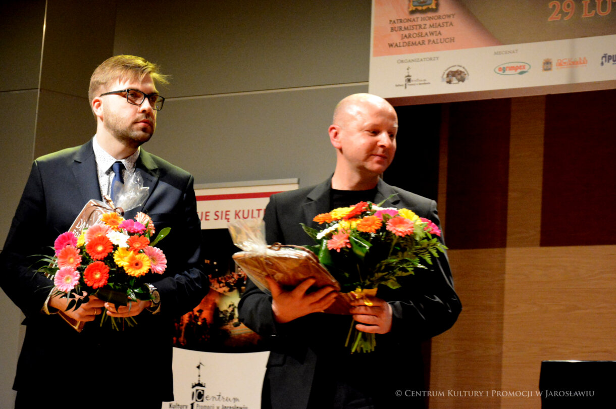 kompozytor, pianista, tenor oraz aktor z pamiątkowymi wiązankami kwiatów