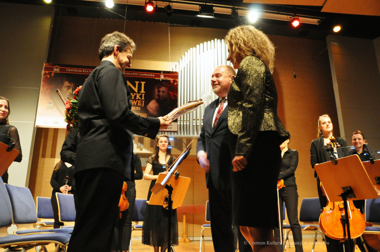 Wręczenie kwiatów na zakończenie koncertu Piotrowi Tarcholikowi