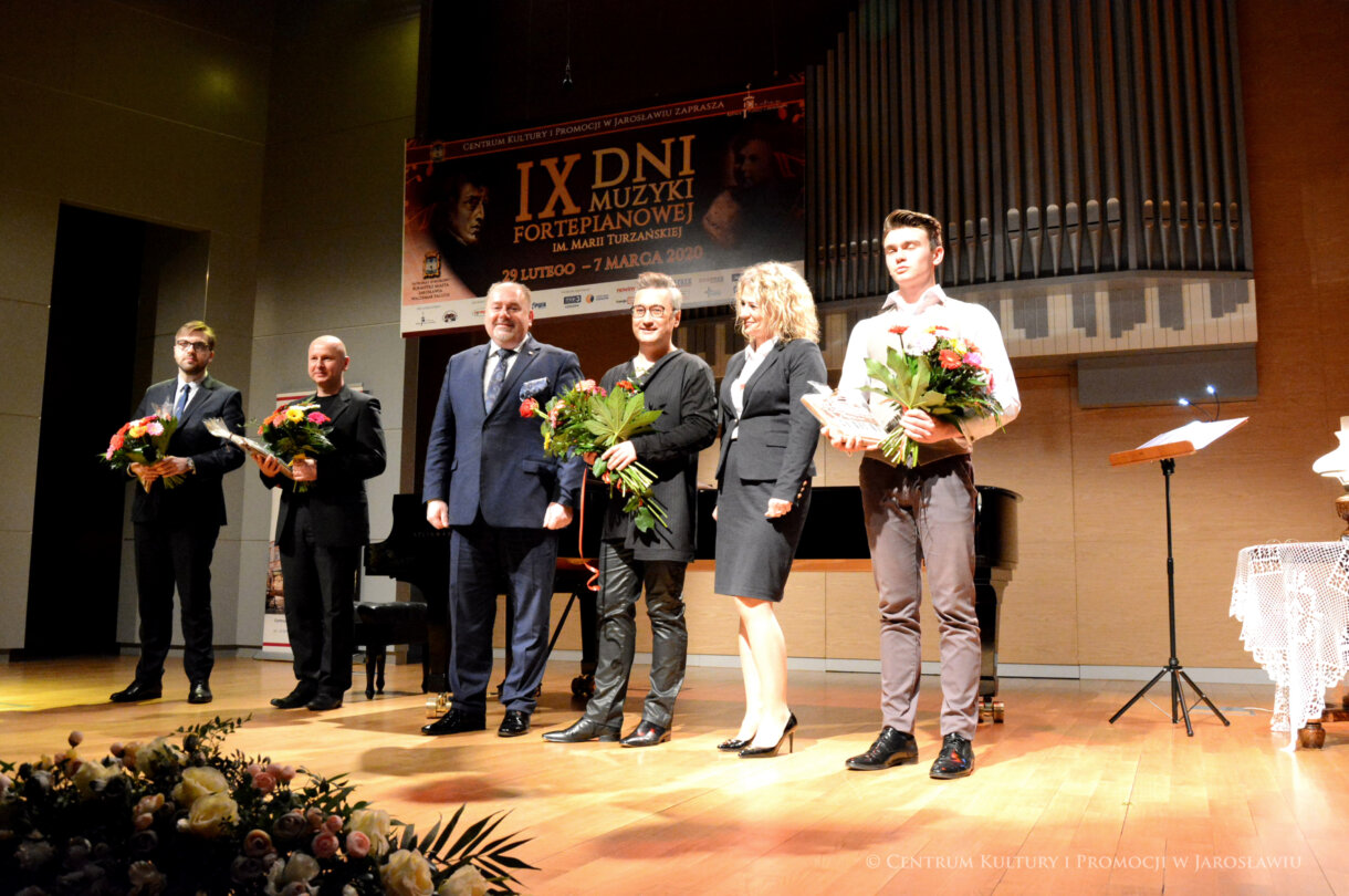 kompozytor, pianista, tenor oraz aktor z pamiątkowymi wiązankami kwiatów