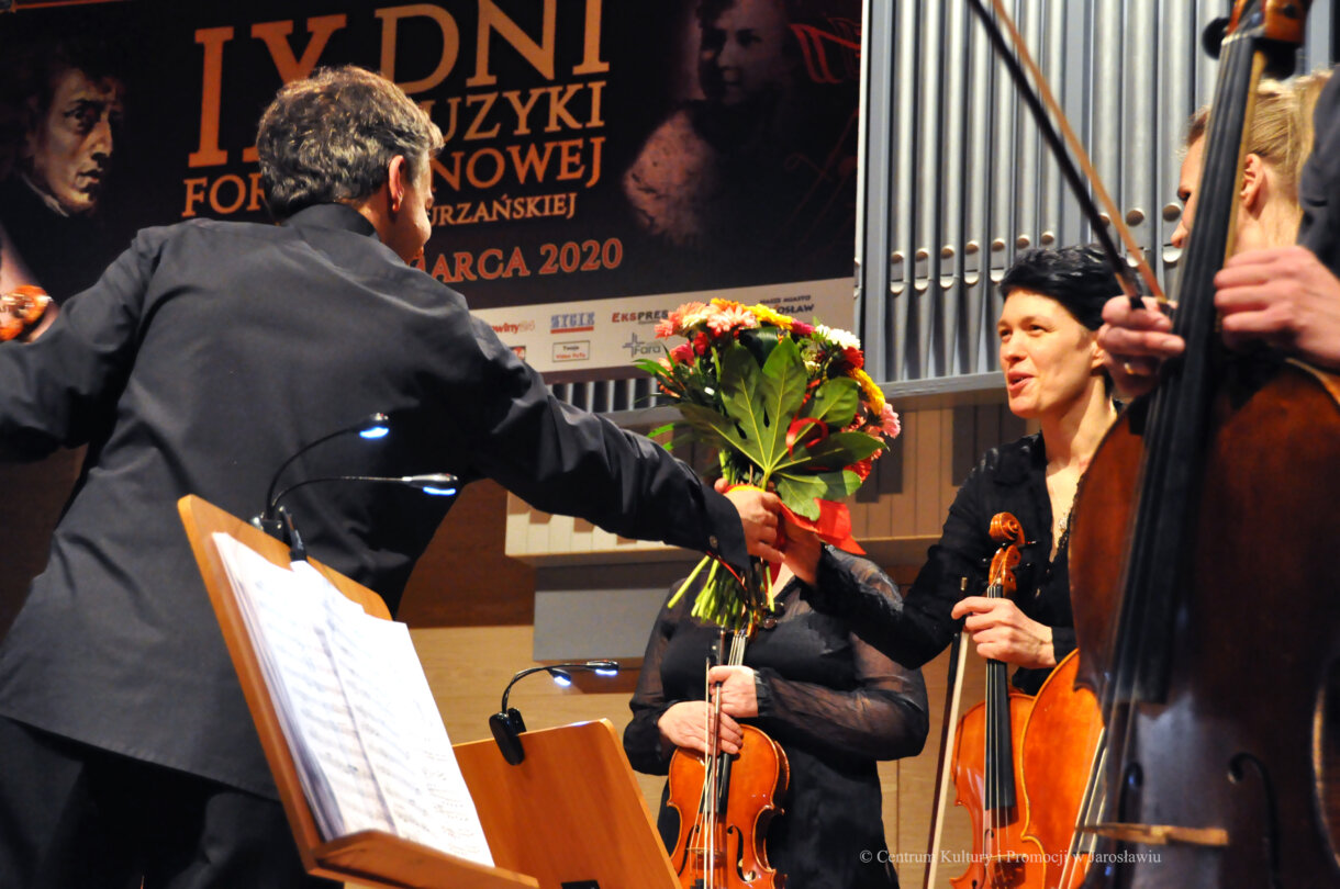 przekazanie wiązanki kwiatów skrzypaczce