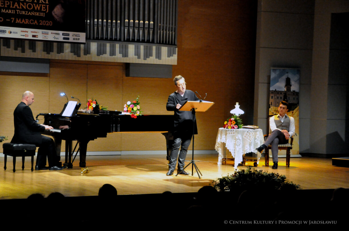 kompozytor, pianista, tenor oraz aktor z pamiątkowymi wiązankami kwiatów