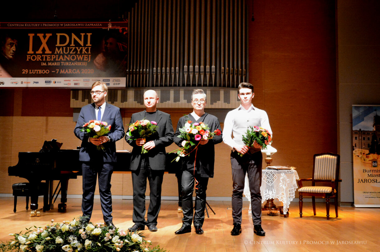 kompozytor, pianista, tenor oraz aktor z pamiątkowymi wiązankami kwiatów