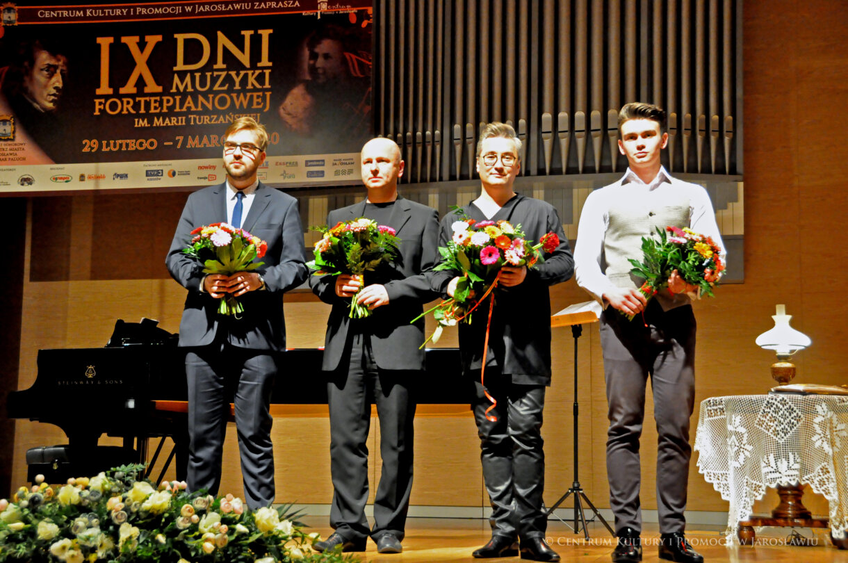 kompozytor, pianista, tenor oraz aktor z pamiątkowymi wiązankami kwiatów