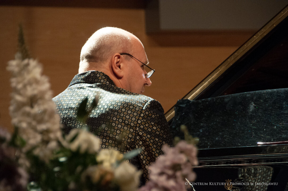 Włodek Pawlik podczas gry na fortepianie