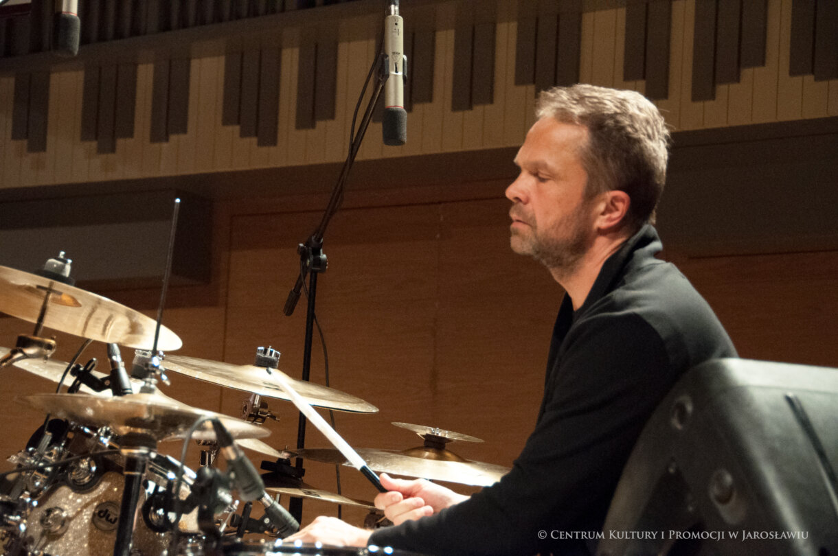 perkusista podczas gry na instrumencie