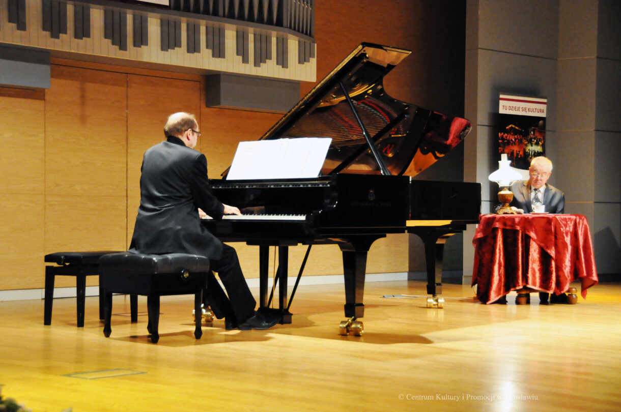 pianista przy fortepianie