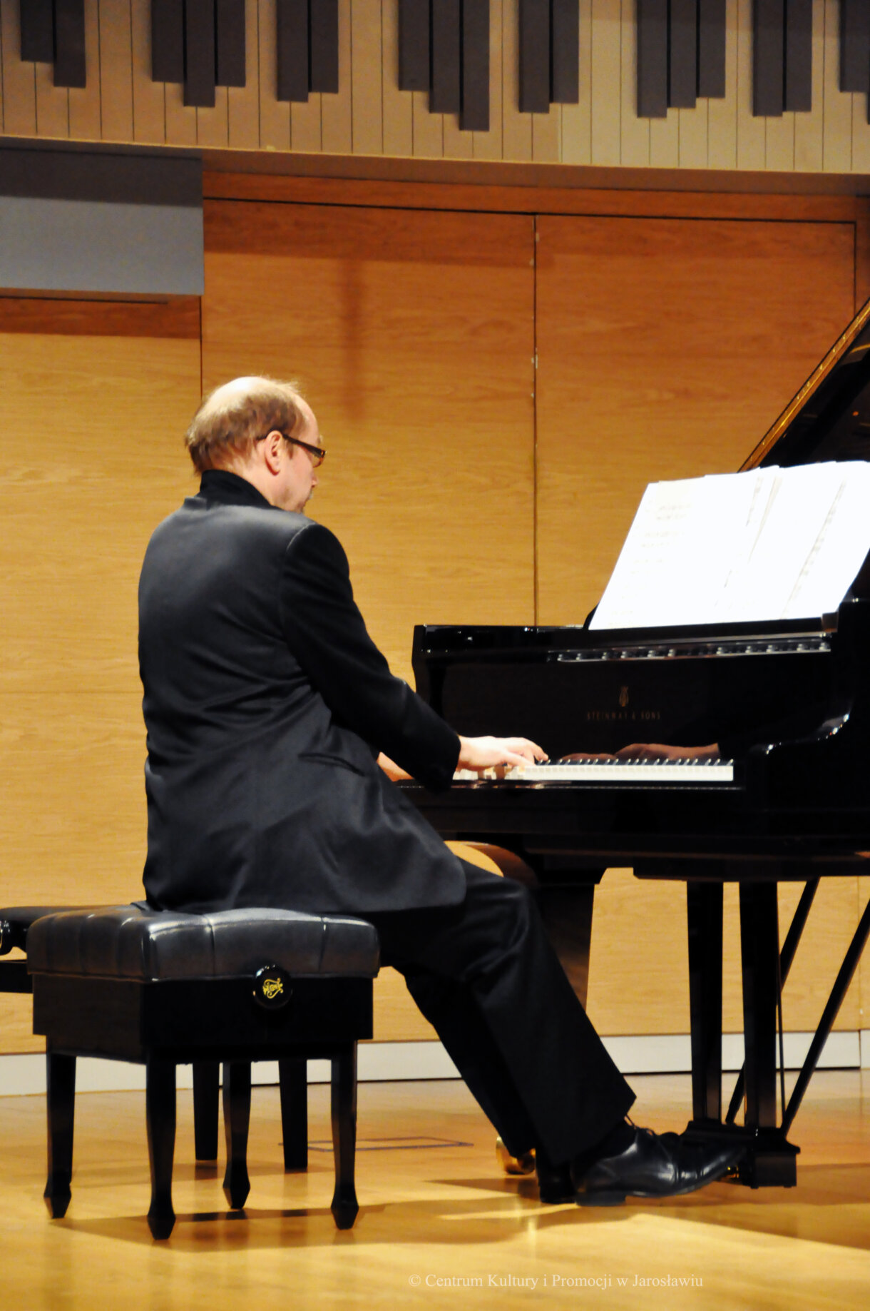 pianista przy fortepianie