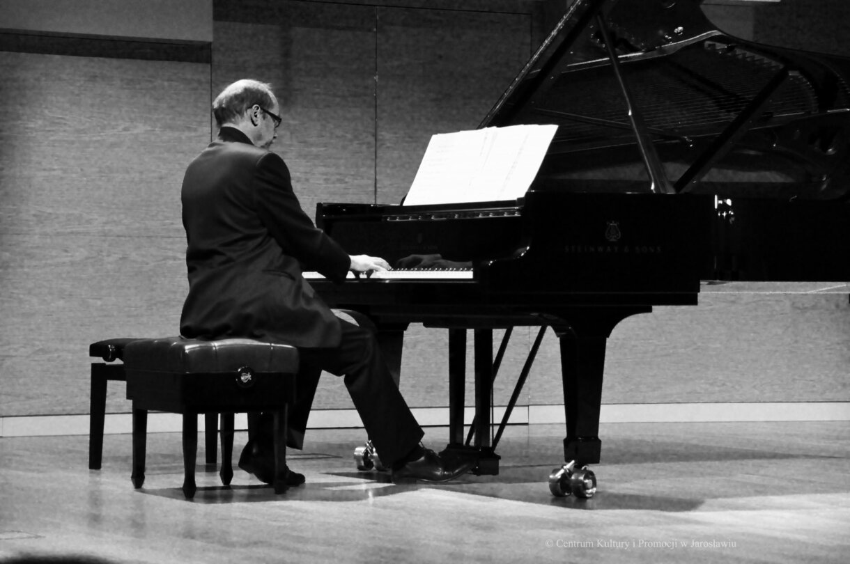 pianista przy fortepianie w czarno-białym ujęciu