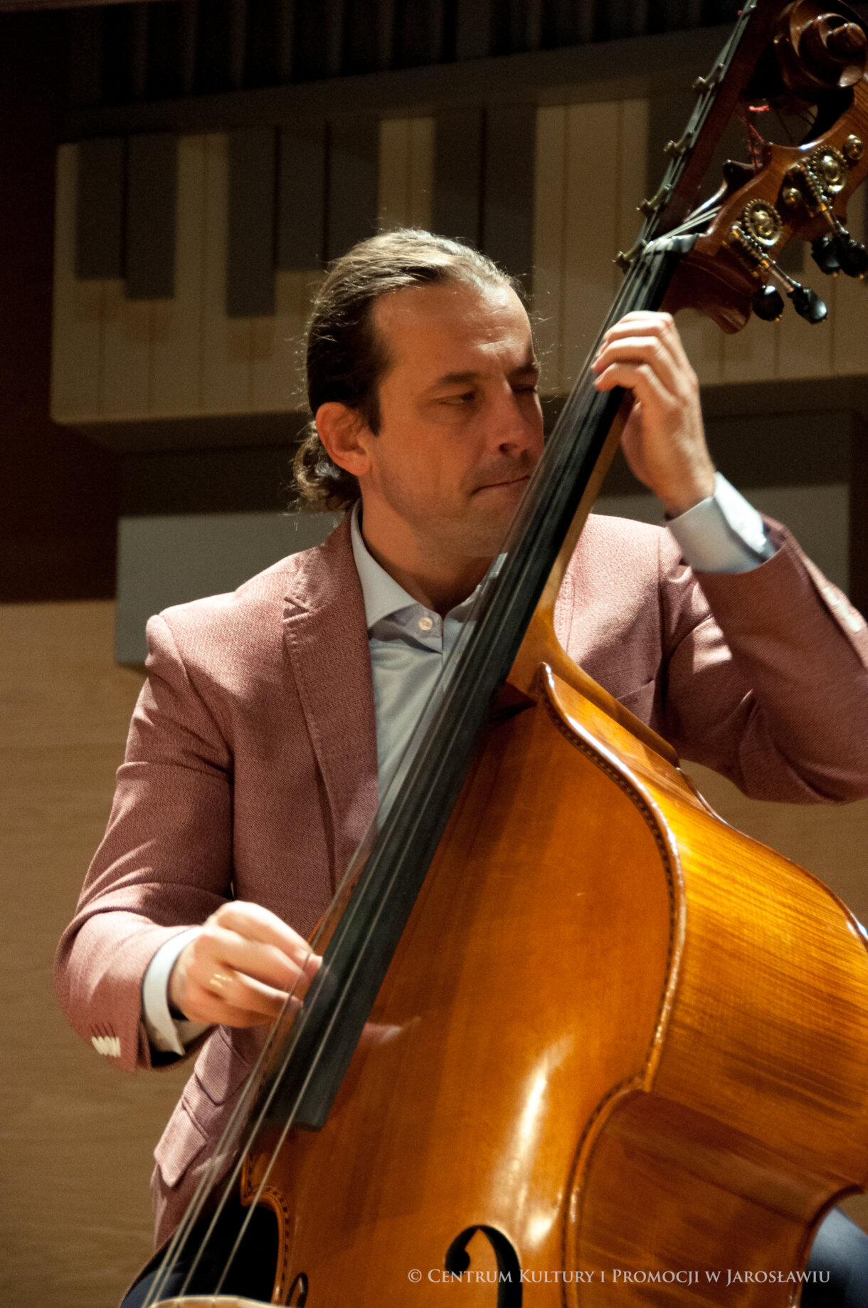 wiolonczelista w trakcie gry na instrumenty