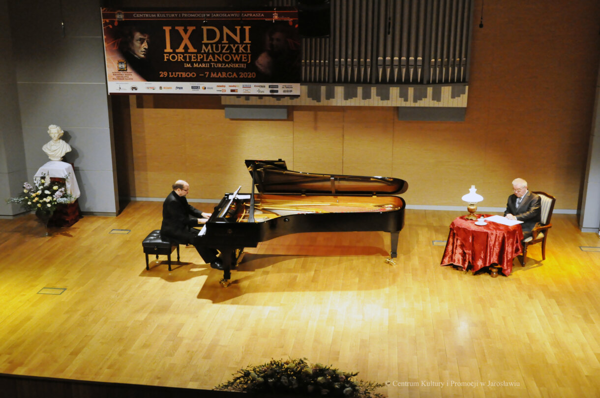 pianista przy fortepianie podczas koncertu