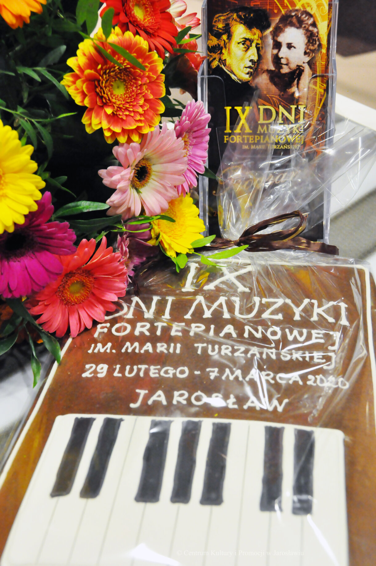 pamiątkowy piernik oraz kwiaty