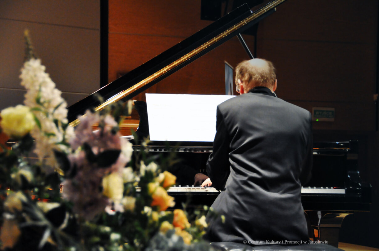 pianista przy fortepianie