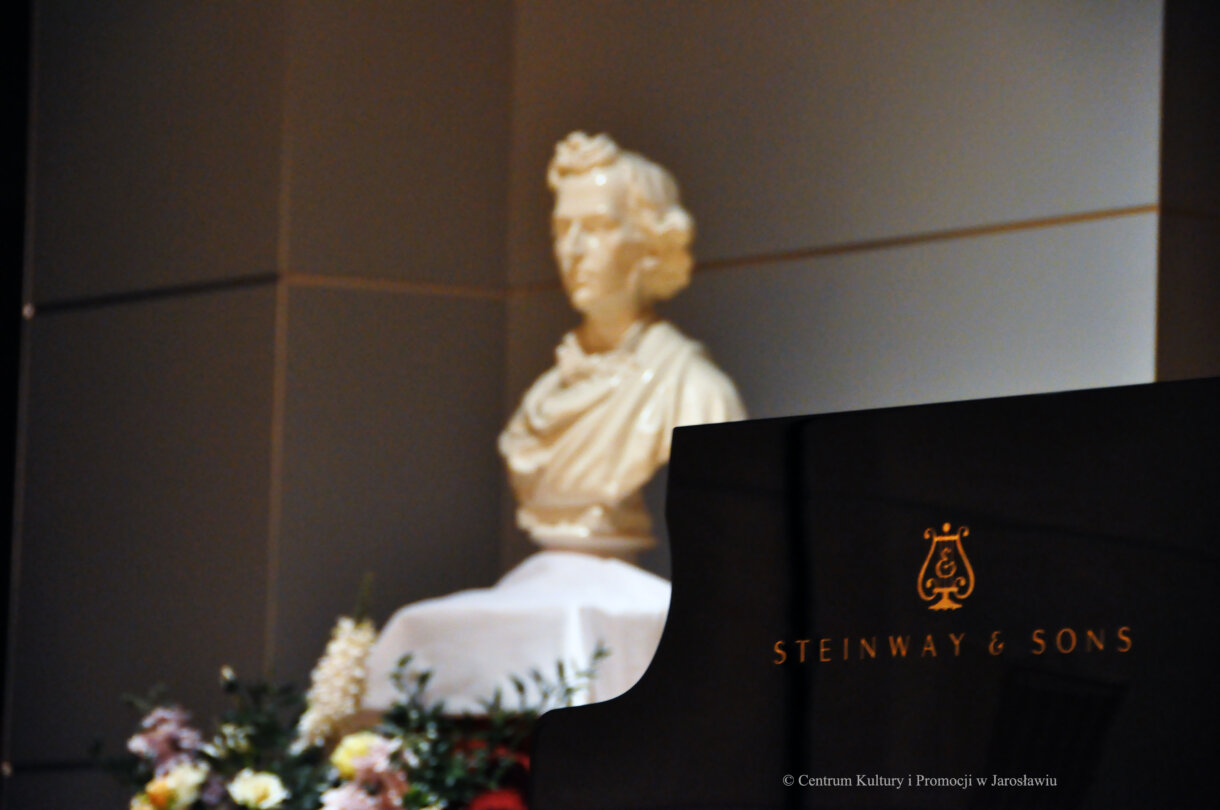 popiersie Fryderyka Chopina, fortepian