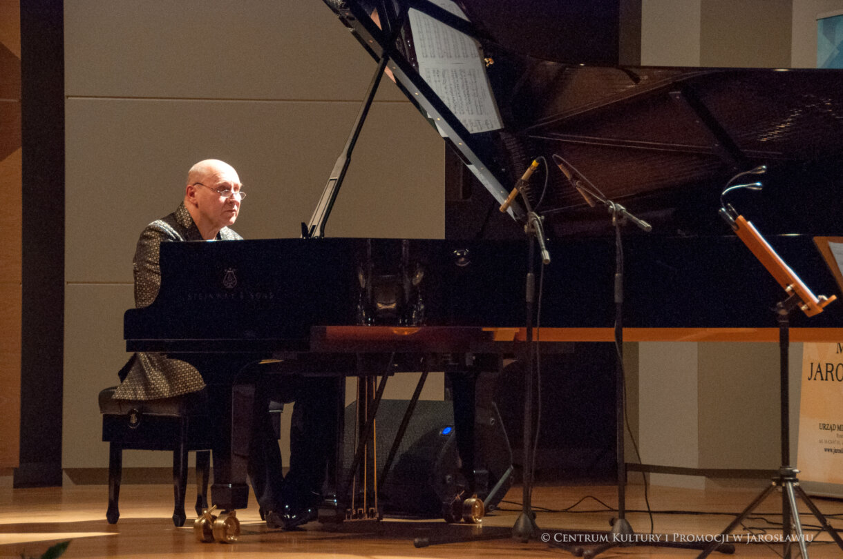 Włodek Pawlik Podczas Gry na Fortepianie