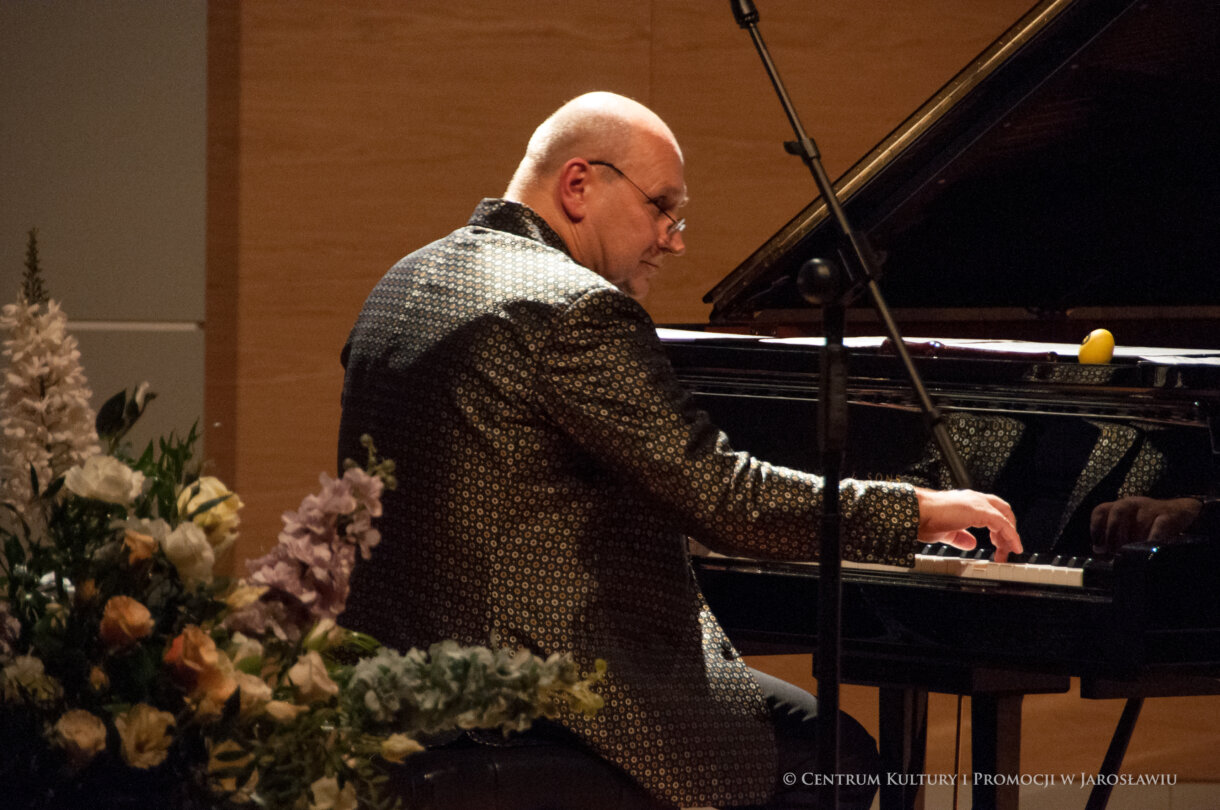 Włodek Pawlik podczas gry na fortepianie