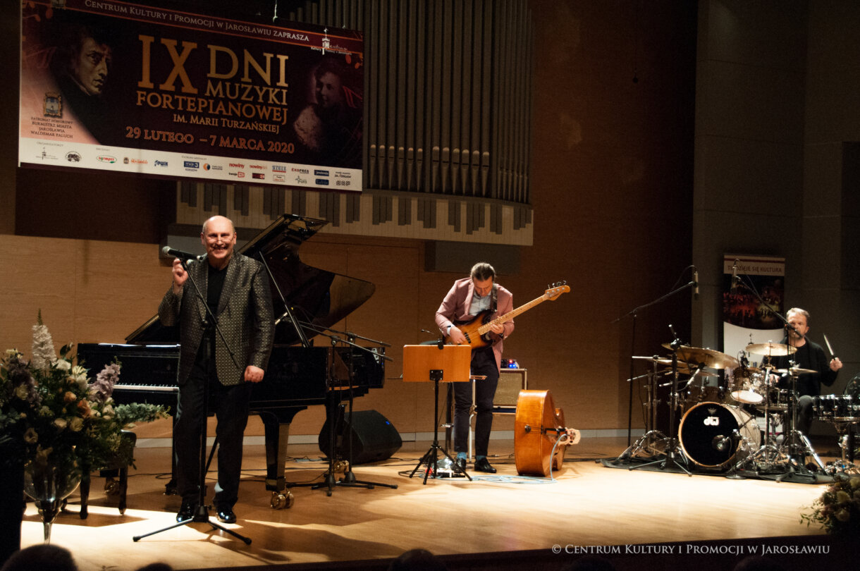 Włodek Pawlik Trio na scenie podczas koncertu