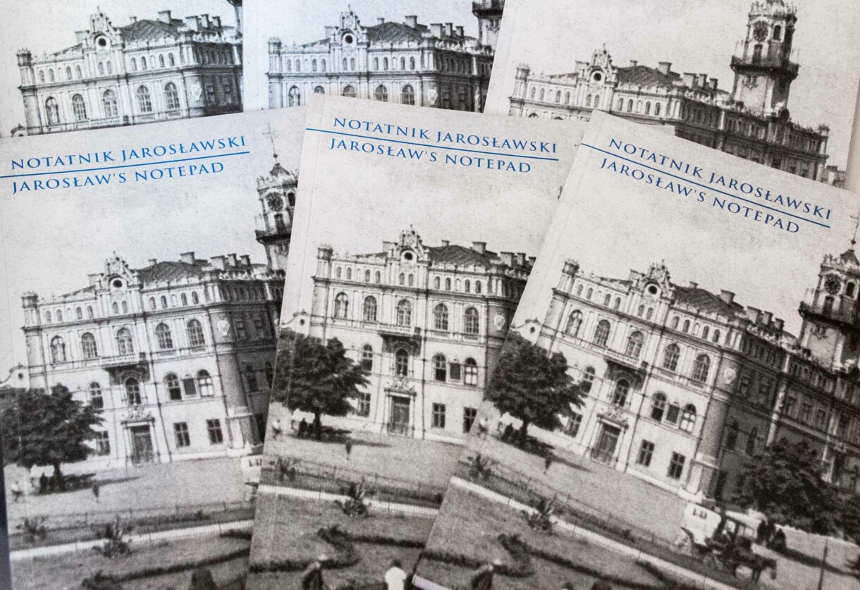 notatnik z wizerunkiem jarosławskiego ratusza ze starej pocztówki na okładce