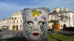 Jarmarkowe maski w Skwerze Kultury
