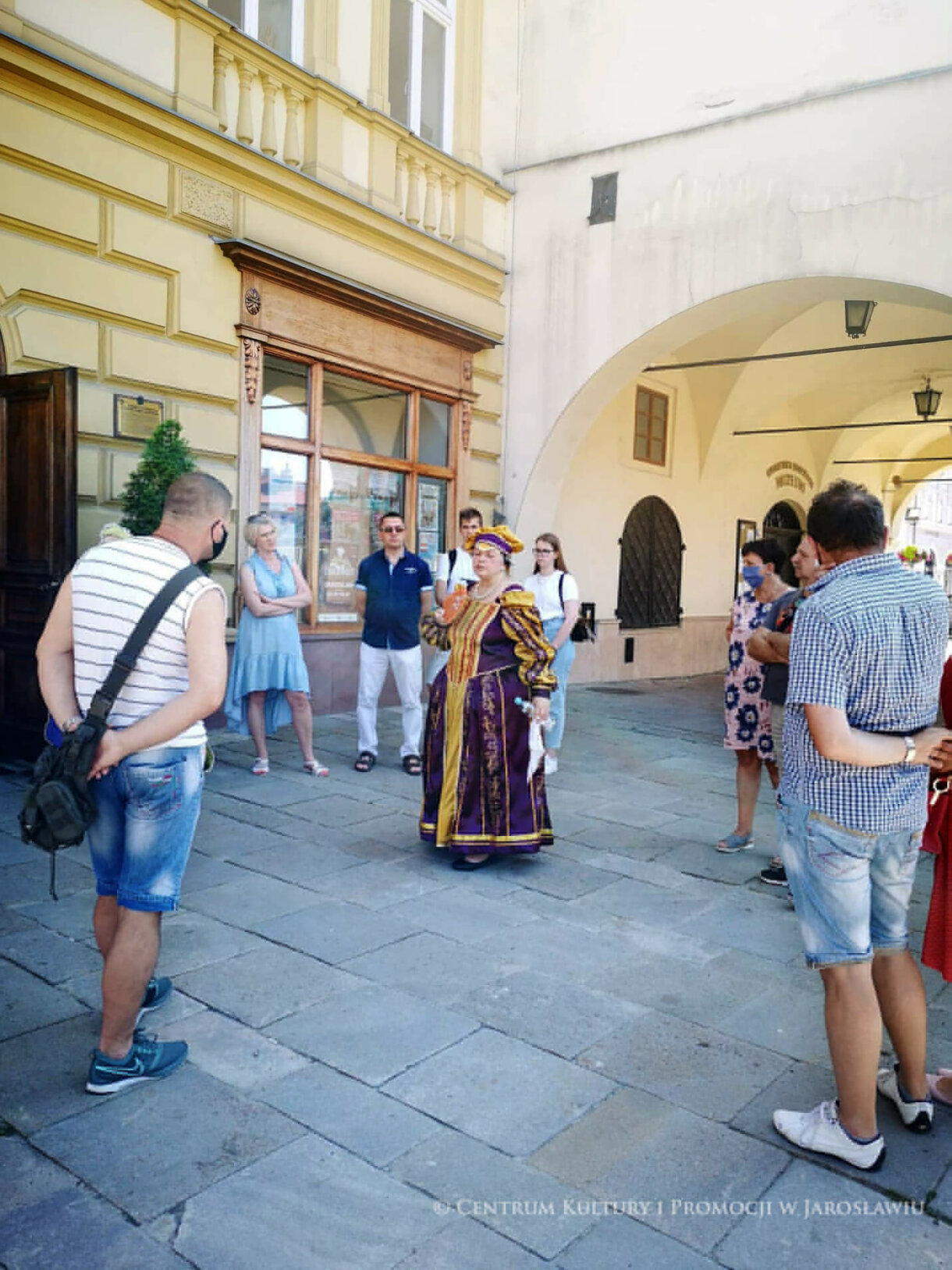 Przewodnik - Joanna Płocica ubrana w tradycyjny strój zony bogatego kupca oprowadza zwiedzających, kamienica Attavantich