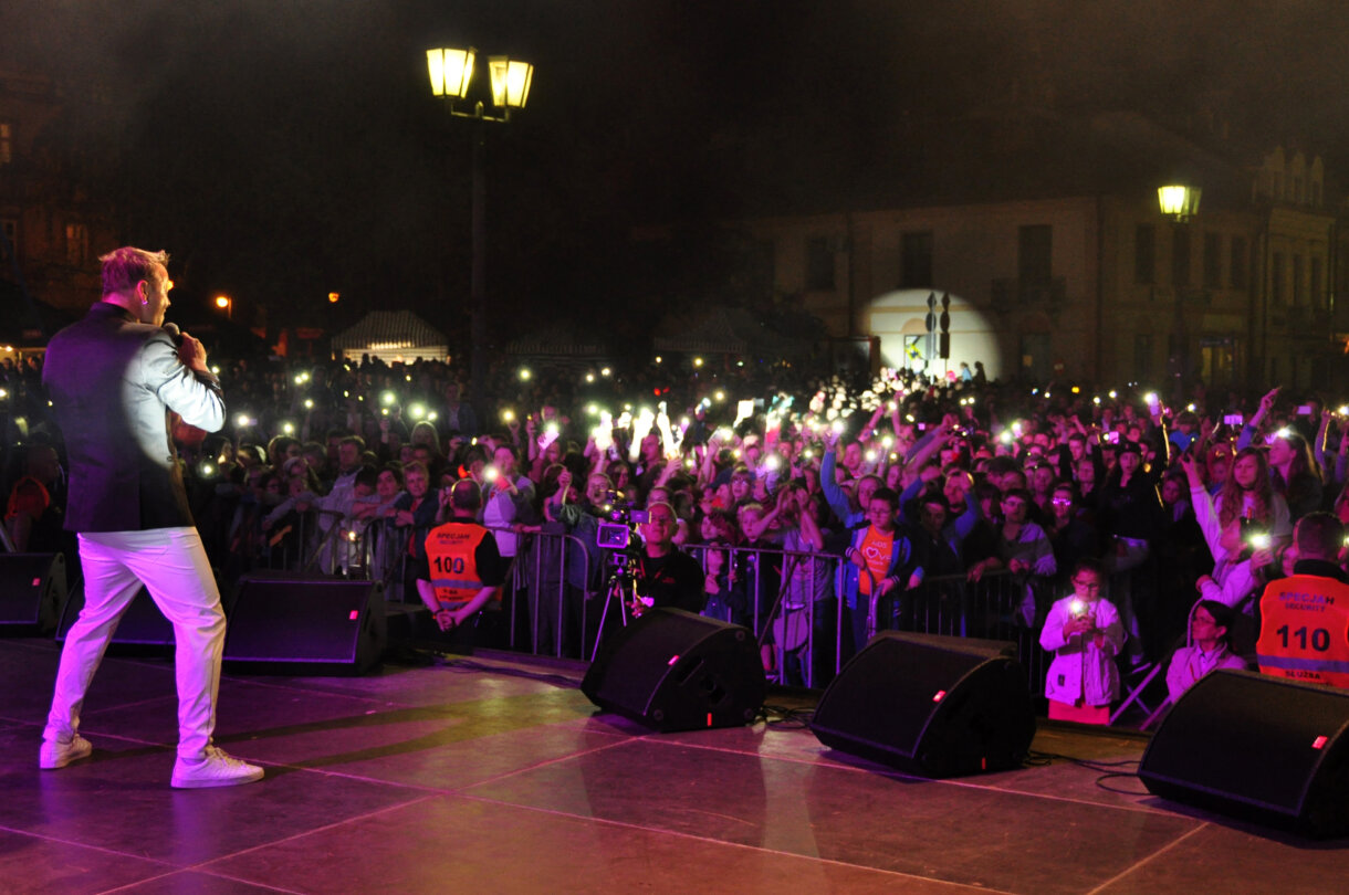 Artysta - lider zespołu Łikend, i publiczność