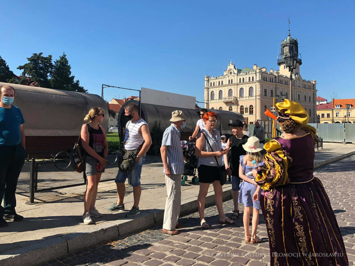 Grupa zwiedzających przy placu Świętego Michała