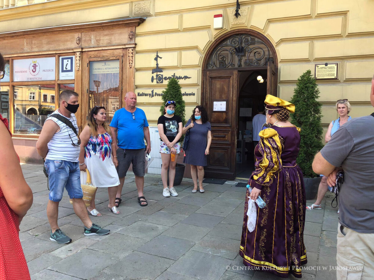 Przewodnik - Joanna Płocica, z grupą ludzi