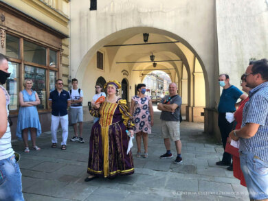 Za nami pierwszy w tym roku „Spacerek”! Przewodnik - Joanna Płocica ubrana w tradycyjny strój zony bogatego kupca oprowadza zwiedzających, kamienica Orsettich