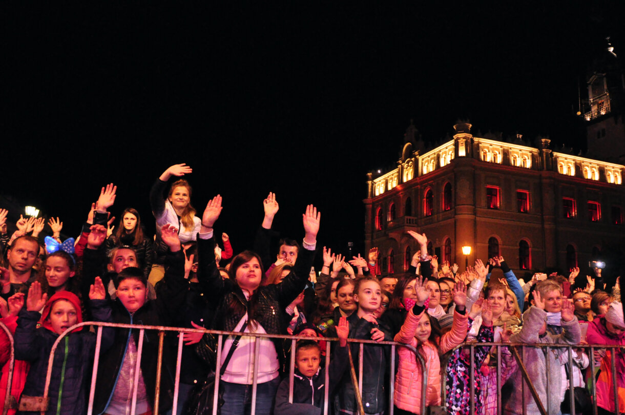 Publiczność, w tle ratusz